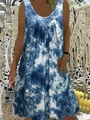 Ärmelloses Kleid mit blau-weißem Batikmuster, V-Ausschnitt aus Netzstoff und Taschen - S / Blau