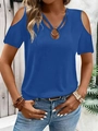 Camiseta azul con hombros descubiertos, cuello en V cruzado y detalle de anillo de plata - Azul