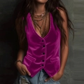 Détail du gilet en velours fuchsia cintré avec col en V profond et boutons noirs - Rose rouge