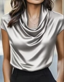 Detalle de blusa de satén gris plateado con cuello de capucha y caída elegante de seda - S / Plateado