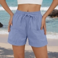Détail de la taille haute élastique avec cordon de serrage sur le short en lin bleu - Bleu ciel