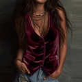 Détails de ce gilet en velours bordeaux avec boutons vintage et poches latérales chic - Bordeaux