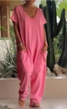 Detailansicht eines rosa V-Ausschnitt Overalls mit großen Taschen und kurzen Ärmeln - S / Rosa