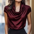 Elegante blusa de satén rojo vino con cuello drapeado y manga corta para mujer - S / Burdeos