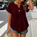 Casual dames T-shirt in bordeauxrood met V-hals en decoratieve gouden knoop top - S / Bordeauxrood