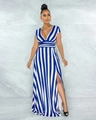 Detailansicht der hohen Taille und des Seitenschlitzes am blau-weiß gestreiften Maxikleid - Blau