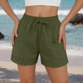 Detalle de pantalones cortos de playa verde oliva con cordón y bolsillos laterales - S / Verde Militar