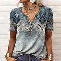 Λεπτομέρεια μποέμ μπλούζας με μοτίβο λαχούρι και λαιμόκοψη V με διακοσμητικά κουμπιά - S / Γαλάζιο (Paisley Τύπωμα)