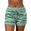 Détail d'un short de yoga avec motifs à vagues vertes, cordon et poches latérales - S / Bas / Rayures vertes