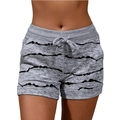 Détail du short de sport en tricot gris avec motifs ondulés noirs et cordon de serrage - S / Bas / Rayé Gris Clair