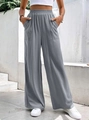 Dettaglio dei pantaloni a vita alta con elastico in vita e grandi tasche applicate - grigio-argento