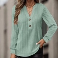 Detail van saliegroene geribbelde top met lange mouwen, V-hals en knoopsluiting - S / Tops / Groen