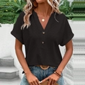 Camiseta negra de mujer con cuello en V, botones decorativos y mangas dobladas estilo casual - S / Tops / Negro