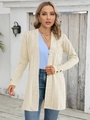 Dettaglio del cardigan beige chiaro con trama a rilievo e bottoni neri sui polsini - S / Albicocca