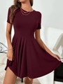 Körperbetontes weinrotes A-Linien-Kleid mit kurzen Ärmeln und Rundhals aus Rippstrick - S / Burgunderrot