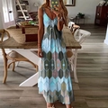 Détail du décolleté en V profond et motif géométrique sur une robe longue d'été - Bleu ciel