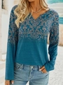 Detail eines Langarm-Oberteils in Marineblau mit elegantem V-Ausschnitt und Blumenmuster - S / Seeblau