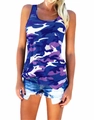Detail eines schmal geschnittenen U-Ausschnitt-Tops mit blau-violettem Camouflage-Muster - Blau