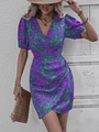 Eng anliegendes Wickelkleid mit lila-grünem Abstract-Print, Puffärmeln und V-Ausschnitt - S / Violett-Grün