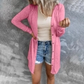 Détail du cardigan rose en maille montrant les boutons et la texture du tissu doux - Rose