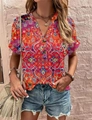 Dettaglio del top bohémien multicolore con scollo a V e bottoni sulla stampa - Mandala Rosa
