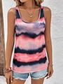 Détail d'un débardeur tie-dye coloré avec rayures roses et violettes et col en U - Rose