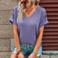Detail van T-shirt met V-hals, schouderknopen en gemêleerde gebreide stofafwerking - S / Paars