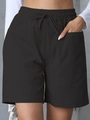 Dettaglio degli shorts in lino nero con elastico in vita, coulisse e ampie tasche applicate - Taglia S / Pantaloni e gonne / Nero