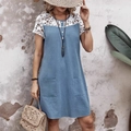 Kurzärmeliges blaues Baumwoll-Leinen-Kleid mit weißer Spitze und Vordertaschen - S / Hellblau