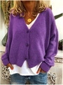 Detailansicht der lila Strickjacke mit passenden Knöpfen und weichem V-Ausschnitt-Design - Lila