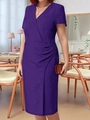 Elegantes lila Kleid mit V-Ausschnitt, kurzen Ärmeln und gerafftem Taillendetail - 1XL / Lila
