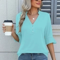 Detalle de la blusa azul claro con cuello en V, mangas con volantes y botones de perlas - S / Azul lago
