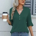 Detalle de blusa verde oscuro con cuello en V, botones de perlas y puños volantes - S / Verde