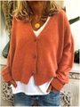 Detail der rostorangen groben Strickjacke mit drei Holzknöpfen und einem V-Ausschnitt - Orange