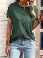 Detail van donkergroen Henley-shirt met vintage houten knopen en een kleine V-halslijn - S / Groen