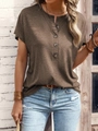 Detail van bruin Henley-shirt met korte mouwen, decoratieve knopen en getextureerde gebreide stof - S / Bruin