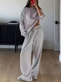 Detail van grijs gestreepte gebreide loungewear set met trekkoord en wijde pijpen broek - S / Top en Broek / Grijs