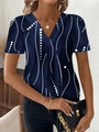 Dettaglio del top da donna blu scuro con scollo a V e stampe astratte bianche alla moda - Taglia S / Top / Blu navy