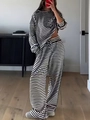 Detail van zwart-wit gestreepte top met lange mouwen en wijde broek met trekkoord - S / Top en Broek / Zwart