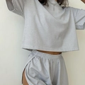 Set pigiama a righe grigie e bianche da donna con crop top e pantaloncini con spacco laterale - Taglia S / Grigio