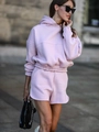 Detailansicht von hellrosa Kapuzenpullover und Shorts im Streetwear-Set für Damen - S / Rosa