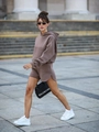 Detail der geschwungenen Seitenschlitze an den Shorts und der schweren Strickstruktur - S / Mokka