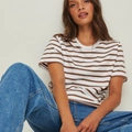 Klassisches gestreiftes Rundhals-T-Shirt in Weiß und Braun kombiniert mit Jeanshose - S / Kaffeebraun