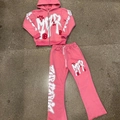 Detail von pinkfarbenem Y2K Hoodie und Hose mit Graffiti-Text und rotem Smiley-Aufdruck - S / Rosa Schmuckset