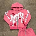 Detailansicht eines pinken Y2K-Kapuzenpullover-Sets mit weißen Graffiti- und Blumendrucken - S / Rosa Sweatshirt