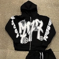 Detailansicht des schwarzen Y2K-Kapuzenpullovers mit weißem M77-Graffiti und Smile-Motiven - S / Schwarzer Hoodie
