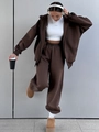 Detail eines dunkelbraunen Oversized-Jogginganzugs mit Kapuzenjacke und Sporthose - S / Kaffeebraun