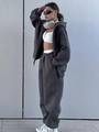 Detailansicht eines dunkelgrauen Kapuzenpullover-Sets mit Jogginghose im Freien - S / Dunkelgrau