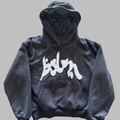Detail eines schwarzen Hoodies mit weißer bslm-Stickerei und Kapuzenfutter aus Satinstoff - XS / Schwarzes Oberteil