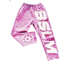 Detail der weißen BSLM-Buchstabenstickerei auf lila Streetwear-Jogginghose aus Baumwolle - XS / Rosa Jogginghose